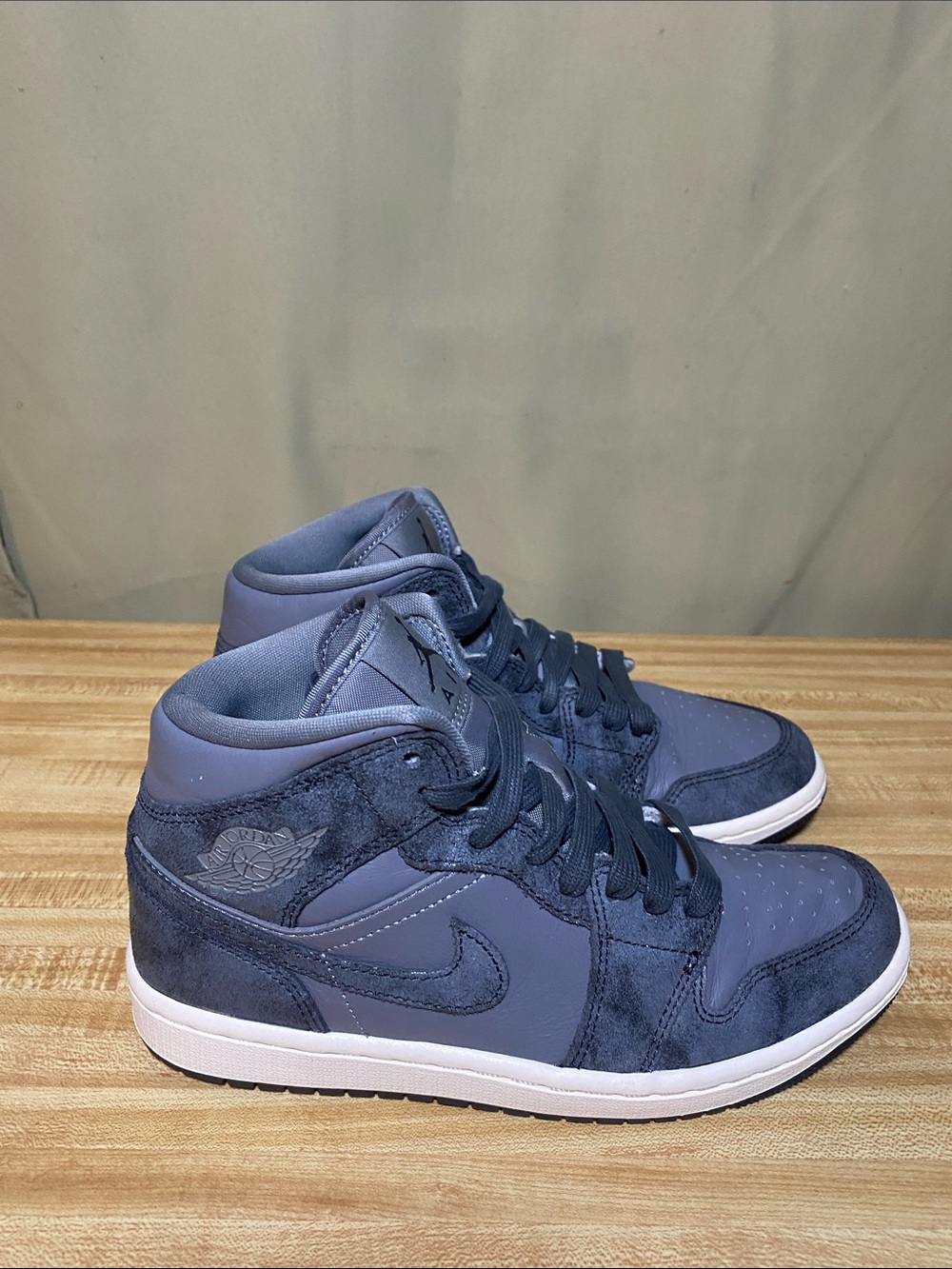 Nike Air Jordan 1 Mid SE Distressed Smoke Grey Sneakers Women’s size 6.5